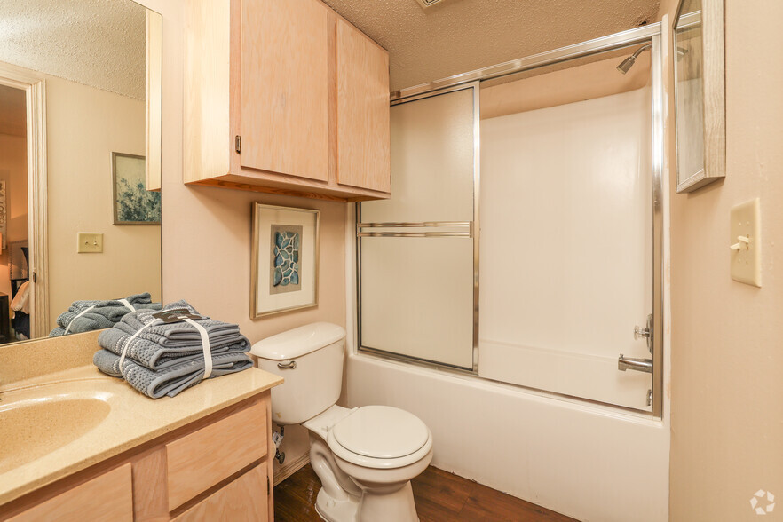 2BR, 2BA - 1040 SF - Second Bathroom - The Greens at Owasso I/II