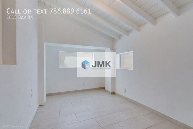 Building Photo - 1615 Bay Dr