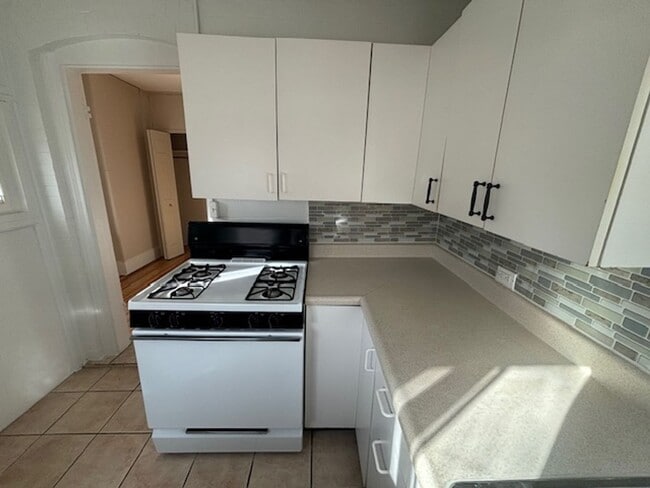 Building Photo - Beautiful Top-Floor 1Bd/1Ba Apartment with City Park Views