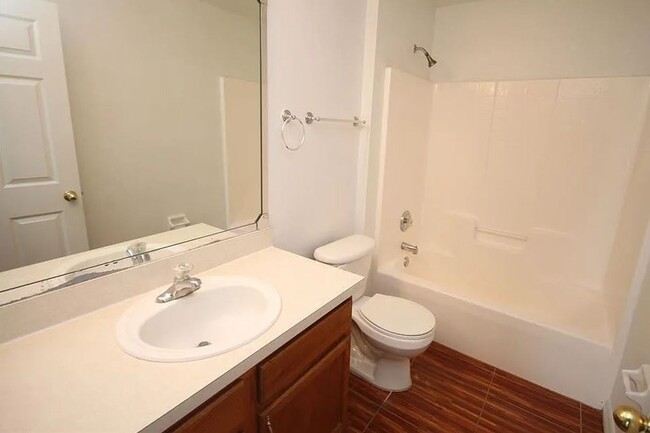 Building Photo - Beautiful 3 Bed and 2 Bath POOL HOME in Ki...