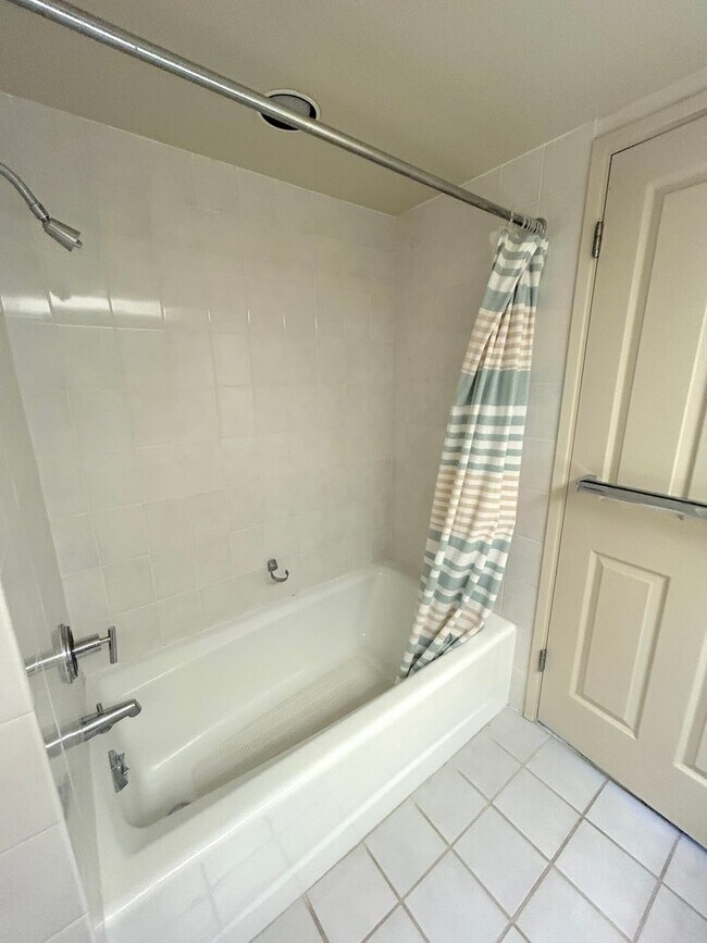 Building Photo - Large 19th Floor Unit with Ocean, City, Mo...