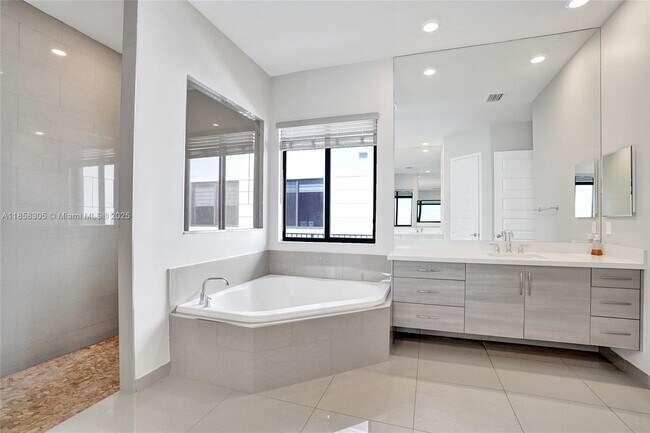 Building Photo - 10590 Mira Vista Dr