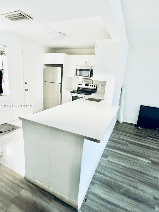 Building Photo - 1401 NE 191st St