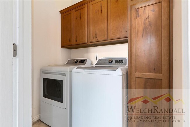 Building Photo - Spacious Residence in Taylorsville – 5 Bed...