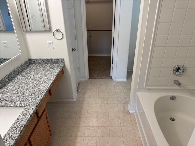 Building Photo - 10 Druids Glen Pl