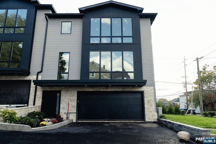 Primary Photo - 401 Grand Ave