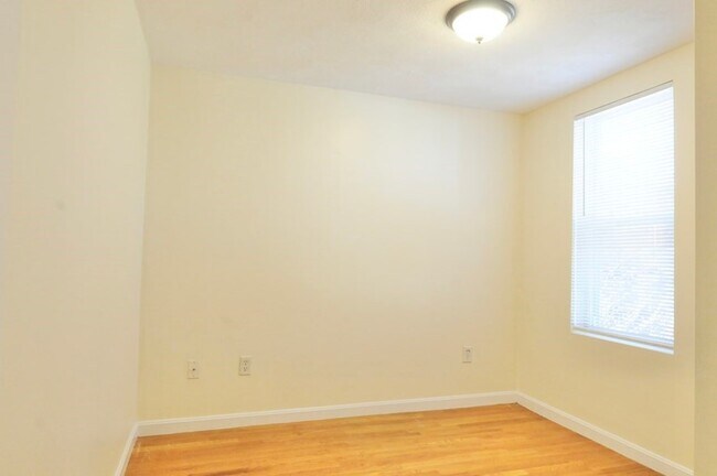 Building Photo - 174 Maverick St