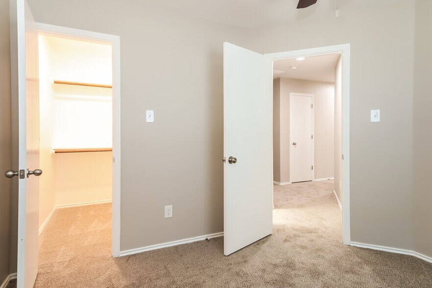 Building Photo - 10005 Sterling Pl Dr