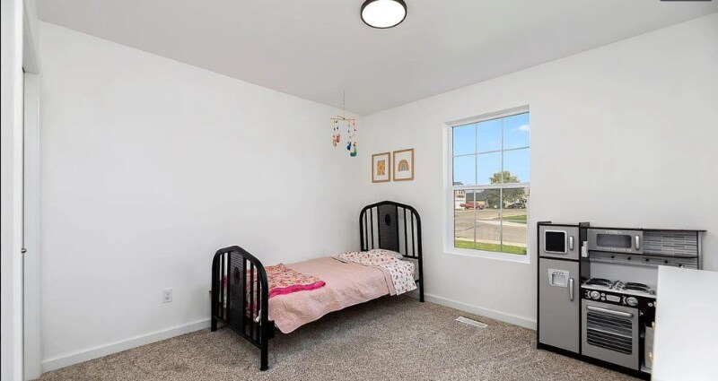 Building Photo - 765 SW Portal St