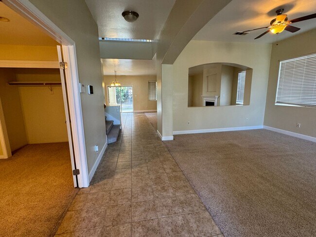 Building Photo - Spacious Stockdale Ranch Home!