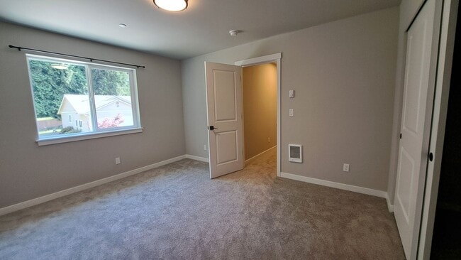 Building Photo - 3 Bedroom 2.5 Bath Duplex