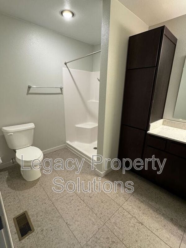 Building Photo - 208 E Greenfield Ln