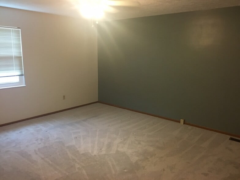 Master Bedroom 15x15 - 115 Villa Dr