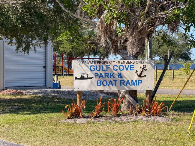 Building Photo - "Spacious 3-Bed Sanctuary with 3.5 Baths in Charming Port Charlotte!"