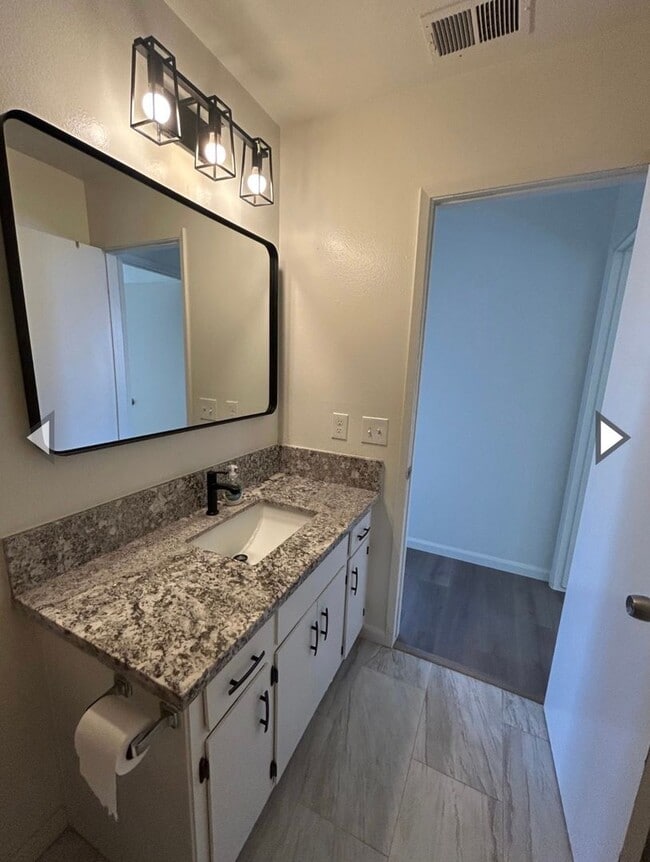 Building Photo - 1110 W Chestnut St