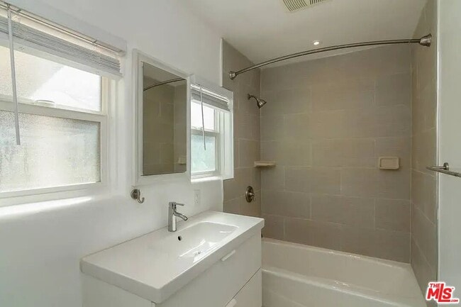 Building Photo - 539 S Parish Pl