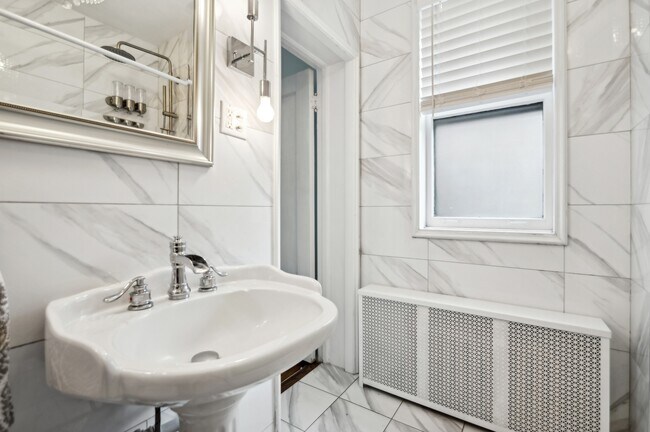 Building Photo - 415 W Aldine Ave