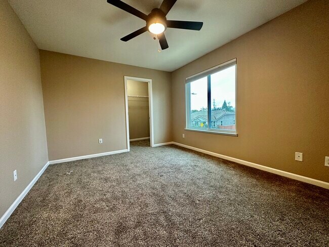 Building Photo - Must See This Beautiful 4 Bedroom 3 Bathro...