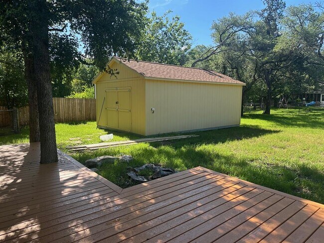 Building Photo - 1102 Serenada Dr