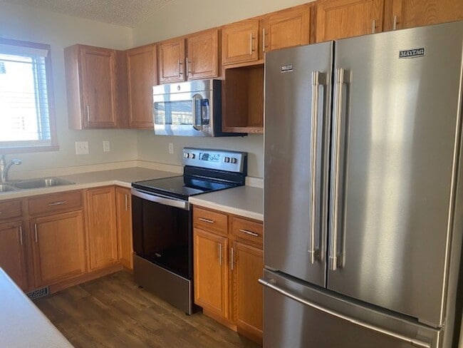 Building Photo - Comfortable 4 Bedroom with Garage & Fenced Yard for Rent!