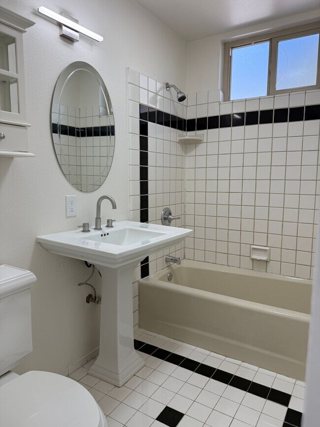 Building Photo - Ventura Hillside Beauty with 3 bedrooms, a...