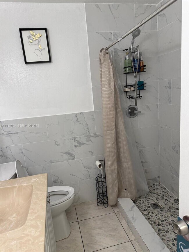 Building Photo - 824 SW 12th Ct