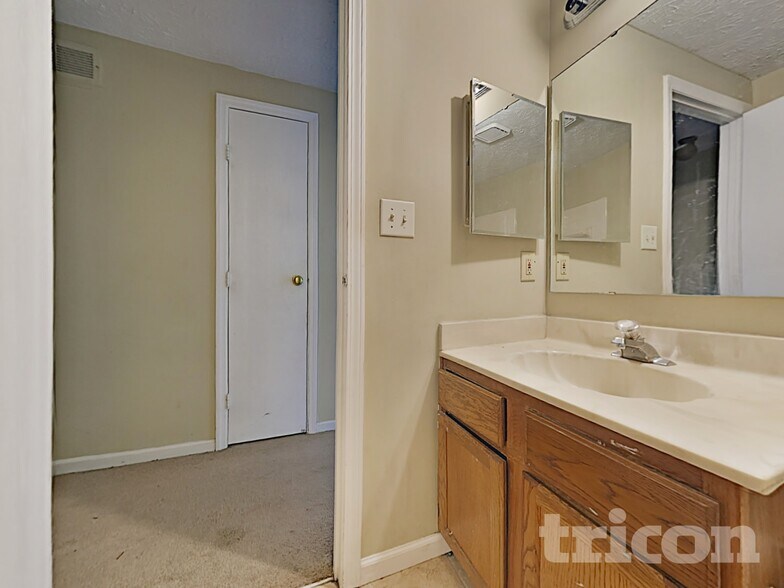Building Photo - 3708 W 42nd Terrace