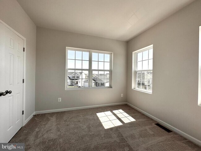 Building Photo - 526 Parkland Dr