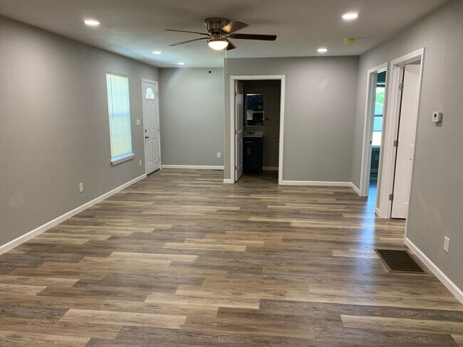 Building Photo - 1005 E Monroe St