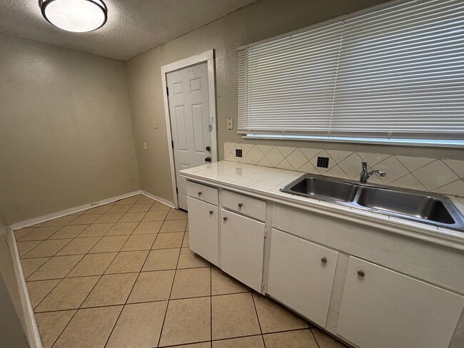 Building Photo - Lovely 4 Bedroom 2 Bath Home with Detached 2 Car Garage and Fully Fenced Huge Yard!!