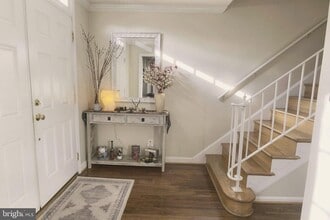 Building Photo - 10277 Gainsborough Rd