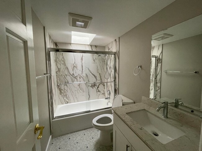 Building Photo - Fantastic Fairwood Home - Impressive interiors and lots of space