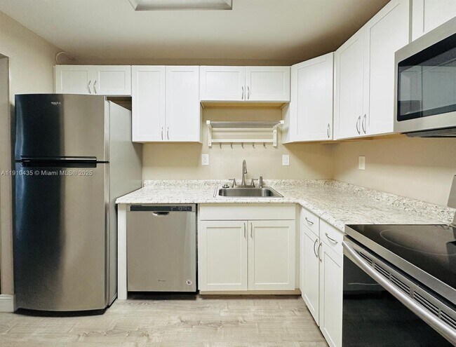 Building Photo - 1400 St Charles Pl