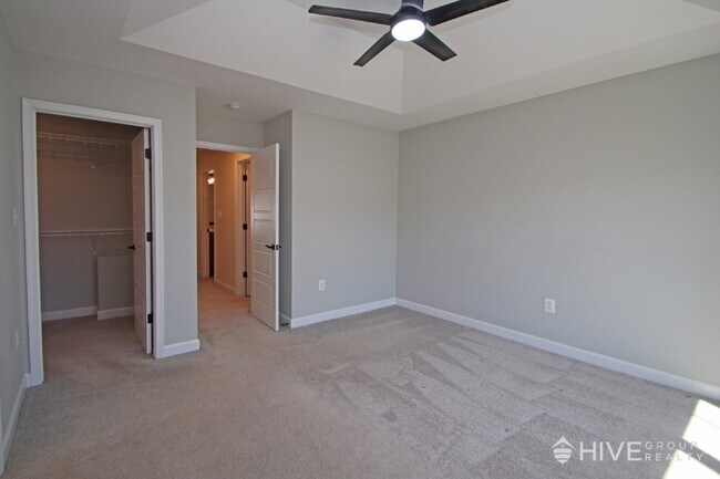 Building Photo - "Impressive 3-Bed Townhouse with Fenced in Backyard!"