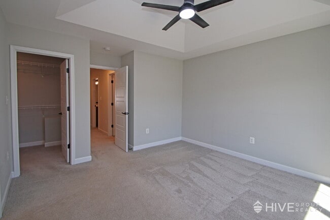 Building Photo - "Impressive 3-Bed Townhouse with Fenced in...