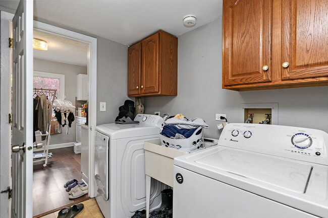 Building Photo - 121 Millis Ln