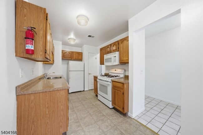 Building Photo - 4 Deer Hill Ct