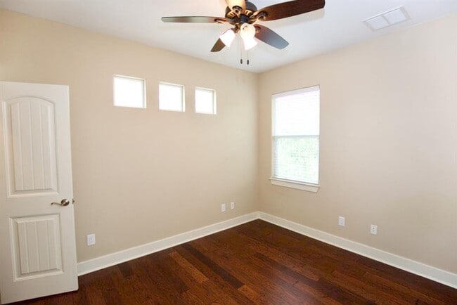 Building Photo - 1800 Richcreek Rd