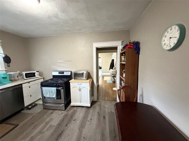 Building Photo - 50 Lathrop Ave