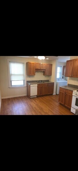 Building Photo - 70 Brock St