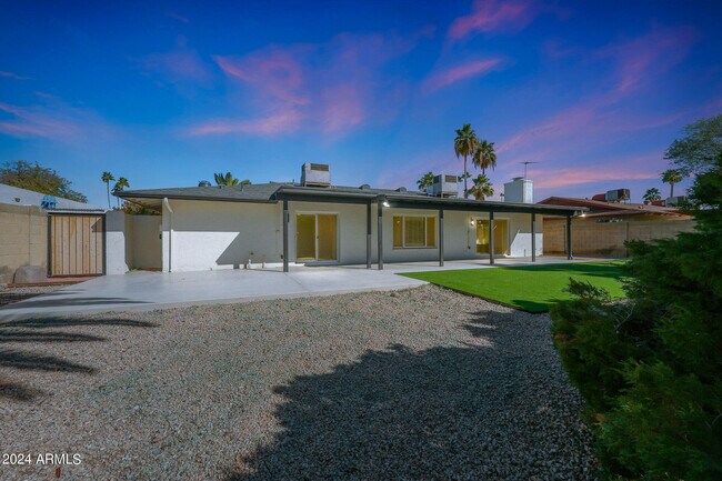 Building Photo - 5423 E Justine Rd