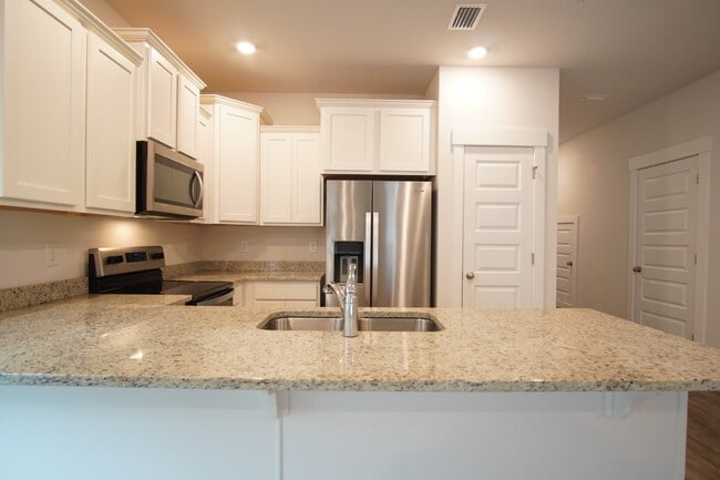 Building Photo - Spacious 3BR/2.5BA Townhome with 1-Car Garage in Admiral’s Quarters—Pool, Dog Park, Near 9 Mile R...