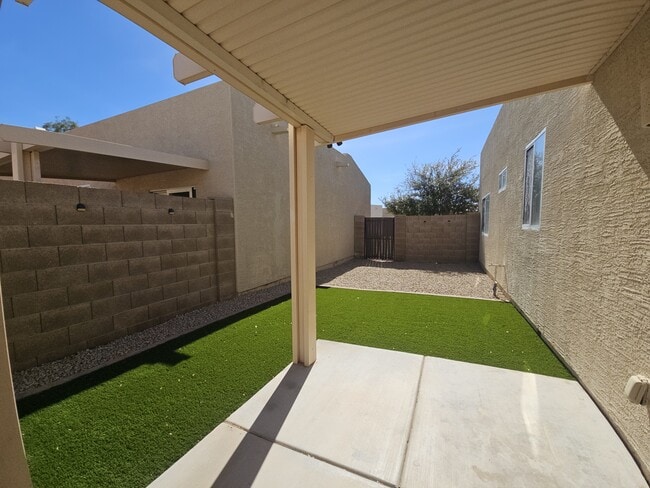 Building Photo - 2300 E Magma Rd