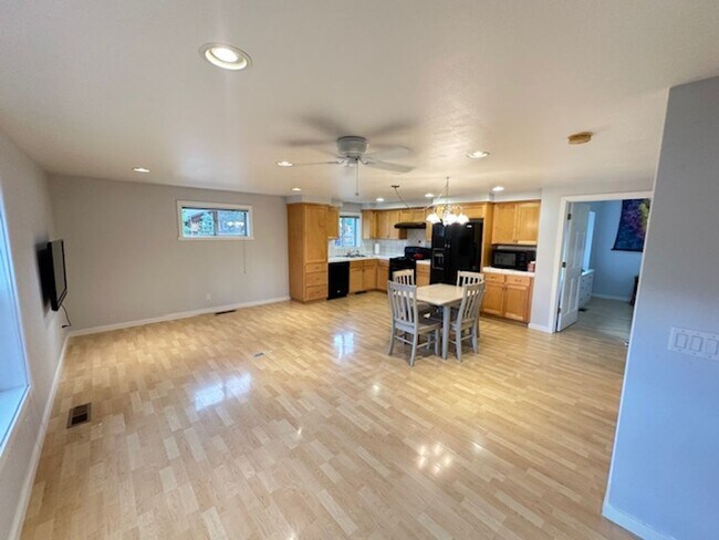 Building Photo - Large and bright 1 Bedroom in Glenshire