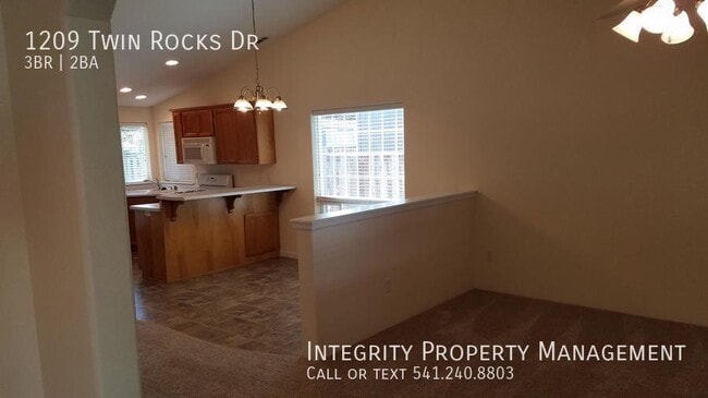 Building Photo - 1209 Twin Rocks Dr