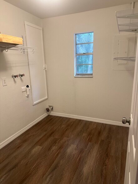 Laundry - 1131 N Trudel Pt