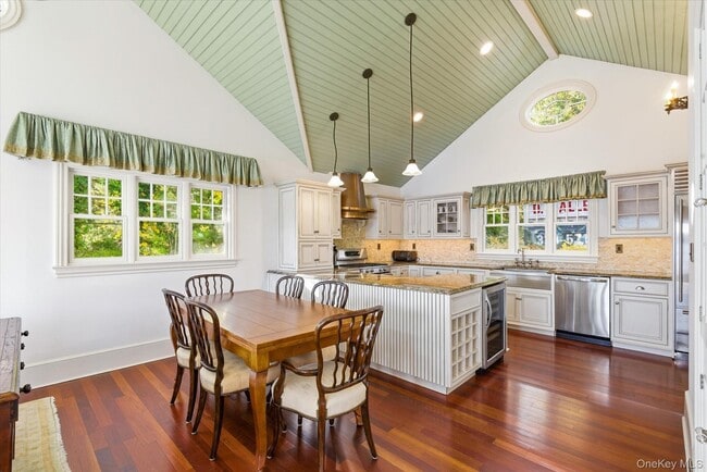 Building Photo - 508 Centre Island Rd