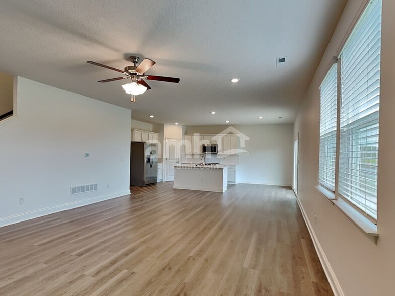 Building Photo - 9202 Henley Ave