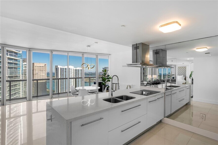 Primary Photo - 495 Brickell Ave