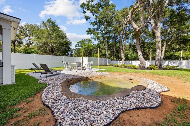 Building Photo - All Inclusive Seasonal Rental in the Beaut...